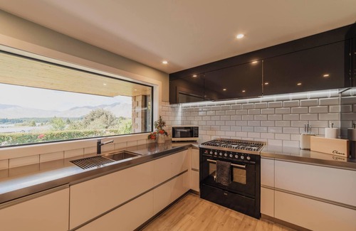 Lake Tekapo House | 2BR Stay with Fireplace Hot Tub BBQ - Tasman