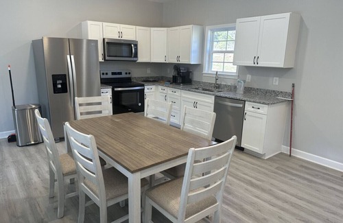 Lexington - Salisbury Apartment | 2BR The Bandit Suite