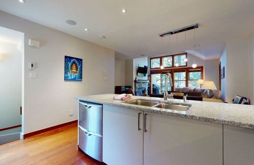 Blackcomb House | 2BR | Treeline - Benchlands | Dog Friendly | Ski-in Access | Free Parking