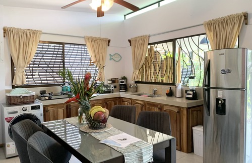 Quepos House | 2BR Tropical Casita Cinco in Quepos, 10 min to Manuel Antonio National Park!