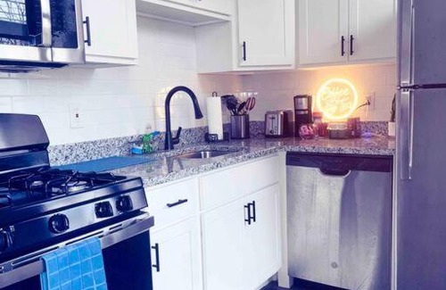 Phoenix Hill Apartment | 2Br Unit W/Cinema Room in Nulu