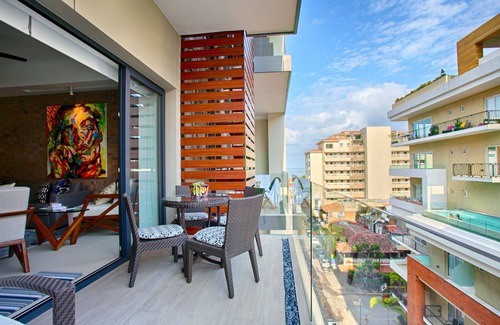 Emiliano Zapata Condo | 2BR w/Workspace | Rooftop Pool, Gym & Bar