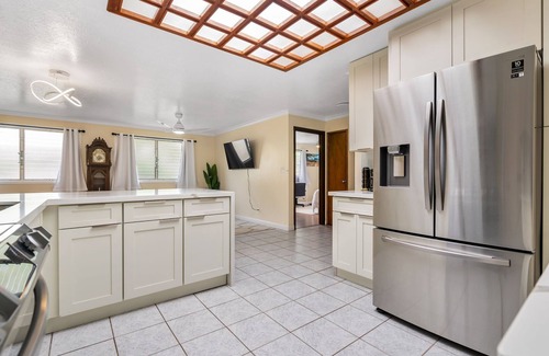 Ewa House | 2BR Walk to Ewa Beach - Upto 4 + WiFi, AC, Parking