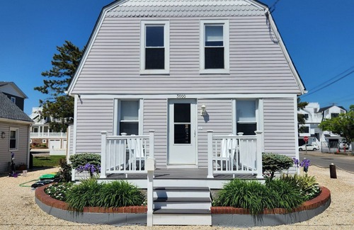 Beach Haven Gardens House | 2nd Floor Beach retreat, 2 blocks from beach on bay block, dog friendly