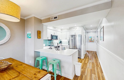 Atlantic Beach Condo | 2nd-Floor Condo in Oceanfront Location w/Shared Pool, Balcony, Free WiFi