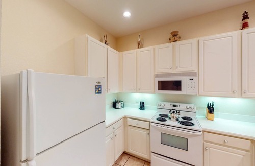 Bahama Bay Condo | 2nd floor condo w/shared pools, basketball court, near theme parks, sauna, gym