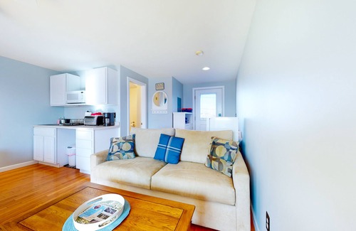 Hampton Apartment | 2nd-floor studio 1 block from the beach with pool, beach access, grills, & W/D