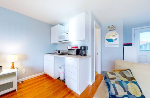 Hampton Apartment | 2nd-floor studio 1 block from the beach with pool, beach access, grills, & W/D