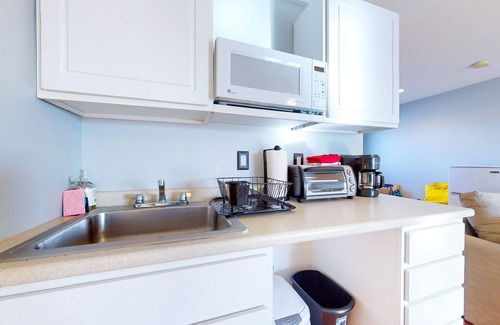 Hampton Apartment | 2nd-floor studio 1 block from the beach with pool, beach access, grills, & W/D