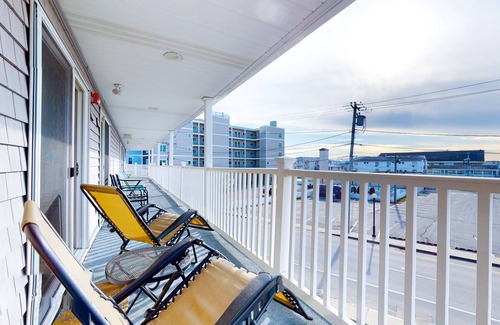 Hampton Apartment | 2nd-floor studio 1 block from the beach with pool, beach access, grills, & W/D