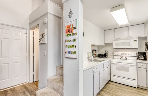 Sunriver Apartment | 2nd-floor studio condo with pool - near shopping & restaurants