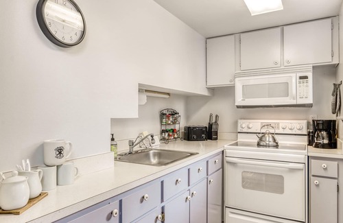 Sunriver Apartment | 2nd-floor studio condo with pool - near shopping & restaurants