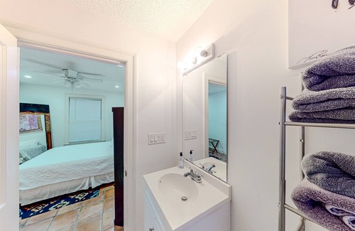 Old Northwood Cottage | 2nd-story apartment with central AC & stackable W/D - near beach/attractions
