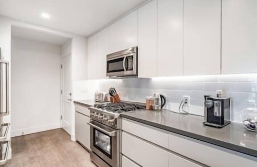 Menlo Park Apartment | 2x2BA Infamous Sandhill pool BBQ