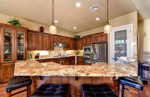 Roseville House | 3,000sqft oasis with pool/spa/vegetable garden. Great location!