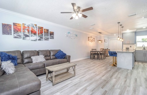 Egypt Lake-Leto House | 3/2 Renovated Wifi/HotTub