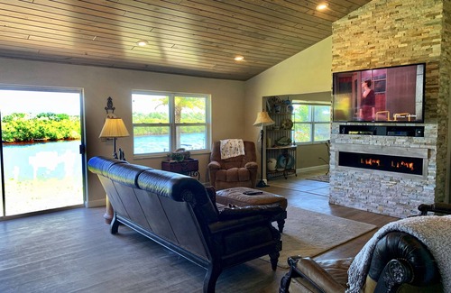 Southside Rural Community House | 3 acres private 4 bed, 4 bath ranch, unusually huge lanai, heated pool, grill!