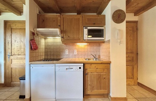 Le Cornix Apartment | 3* Apartment for 5 in Quiet Area, Near Slopes – South Facing with Private Parking