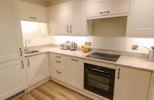 Rastrick Cottage | 3 BARN COTTAGES, family friendly, with a garden in Norwood Green