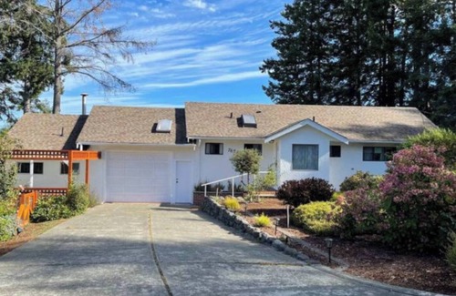 Fanny Bay House | 3 bd, 1.5 bath oceanfront home, walk-on waterfront, pets welcome! 4-6 mo lease.