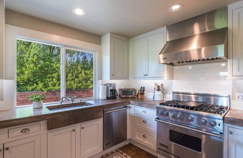 St. Helena House | 3 bd 2 ba Vineyard View Farmhouse close to downtown St. Helena Permit PL24-006