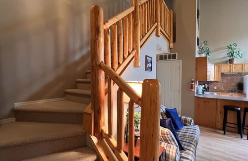 East Kootenay House | 3 BDR + 2 Full BR incl Loft | 5 mins from Ski Hill & Town! | 360 Mountain views!