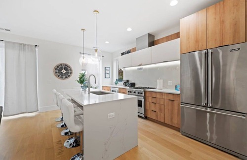 Near West Side Apartment | 3 BDR Astonishing New Apt Steps From United Center