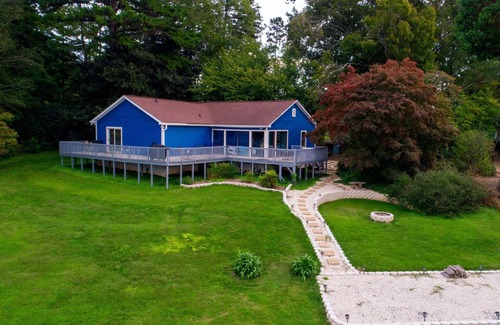 Governor's Island House | 3 Bdrm/2 Bath Lakefront Bungalow with Amazing Views.