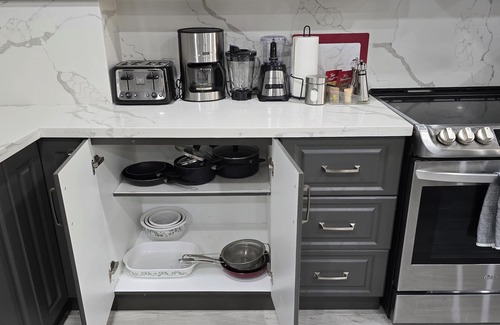 Brampton House | 3 bdrm 3 full bath W/D in Brampton/Toronto, sleeps 16.