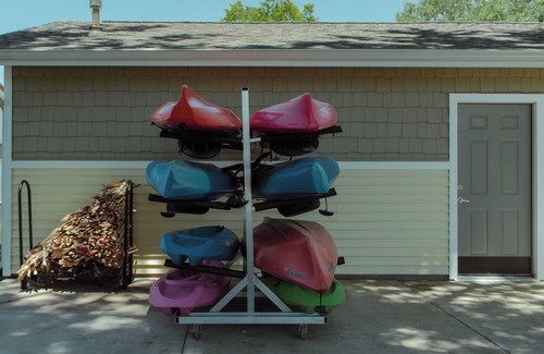 Syracuse House | 3-bdrm, step-free house, lake channel, 5 kayaks, paddleboat, grill and more!
