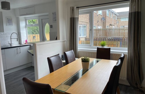 Newcastle-upon-Tyne House | 3 bdrm, with fab links & parking