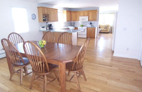 Newport House | 3 Beaches Cottage: Spacious 6 bed house with POOL near beach, restaurants!