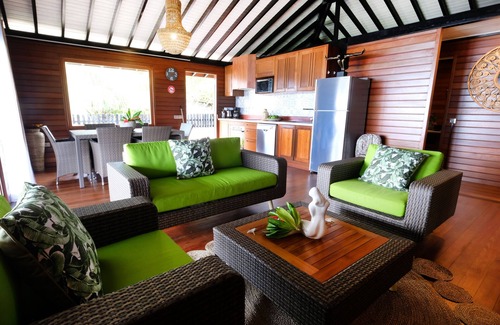 Temae House | 3 beachfront bungalows, for 18 pax max, with pool and lagoon access
