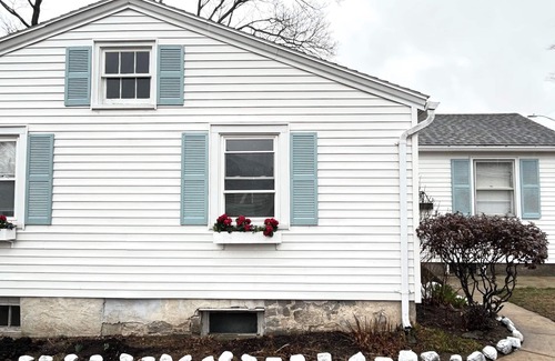 Pawcatuck Cottage | 3-Bed 19thC Cottage 9minutes from Misquamicut Beach