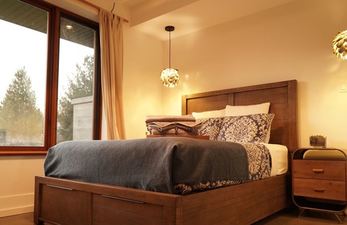 Revelstoke House | 3 bed & 2 bath Basement Suite, 1 minute away from Ski Resort