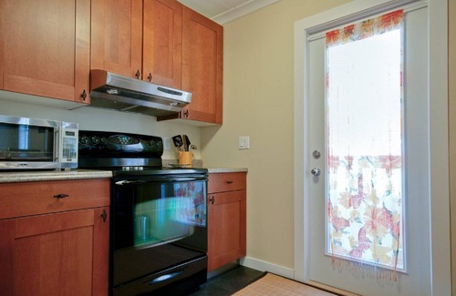 Lower Lonsdale House | 3 bed, 2 bath duplex in Lower Lonsdale, walk to Seabus