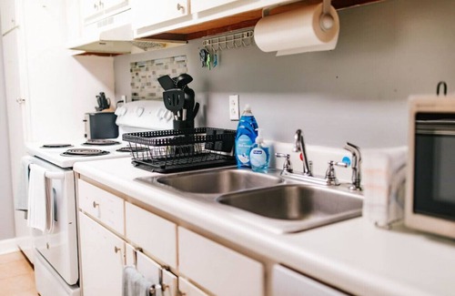 Athens Condo | 3-Bed Athens Getaway right near UGA! Pool, Parking, SmartTV