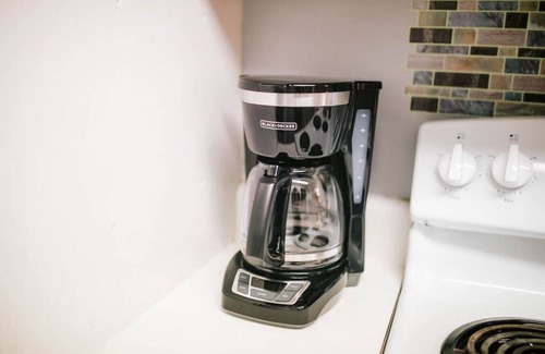 Athens Condo | 3-Bed Athens Getaway right near UGA! Pool, Parking, SmartTV