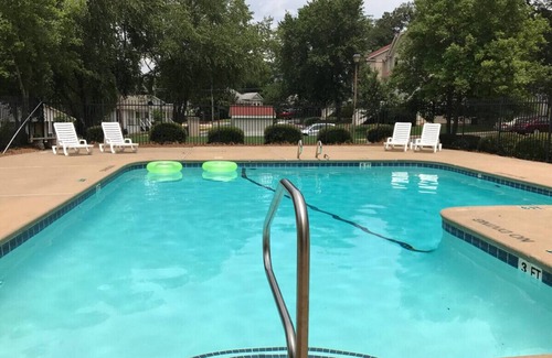Athens Condo | 3-Bed Athens Getaway right near UGA! Pool, Parking, SmartTV