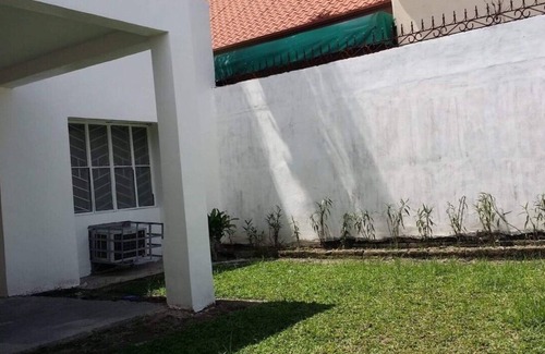 Angeles City House | 3 Bed Comfy Country House with Garden walking distance to SM Mall