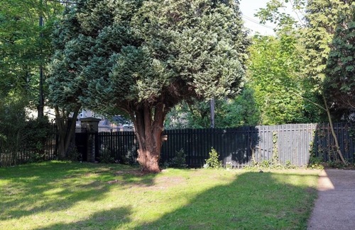Richmond-upon-Thames Cottage | 3-Bed Cottage, Sleeps 8, Walk to Thames, Garden
