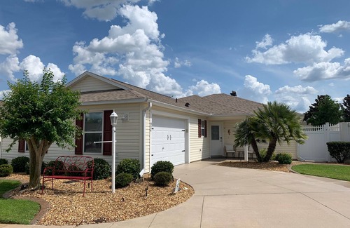 Sabal Chase Villa | 3 bed Courtyard Villa, Private Putting Green, Sumter Landing, 2 gas golf carts.