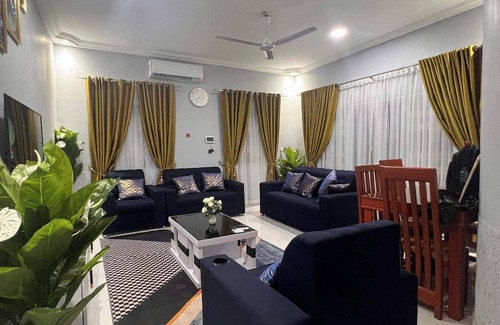 Adentan Apartment | 3 Bed Flat - Sleeps 6 - Parking - Wifi
