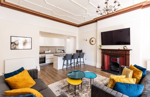 Hove Apartment | 3 Bed Garden Apartment Opposite The Beach