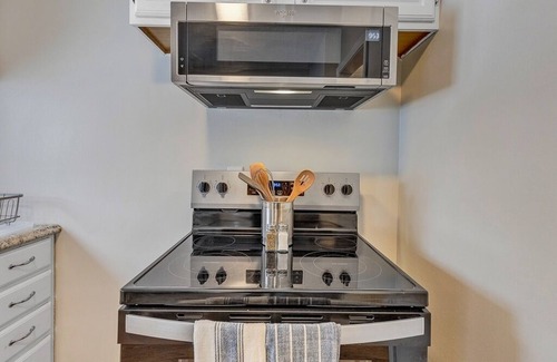 South Euclid House | 3 bed home in a South Euclid- Cleavland w ac
