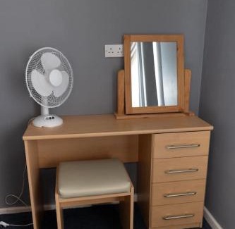 Chadderton House | 3 bed home sleeps 8 people located 1 min from train stop - Otley Terrace