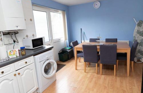 Chadderton House | 3 bed home sleeps 8 people located 1 min from train stop - Otley Terrace