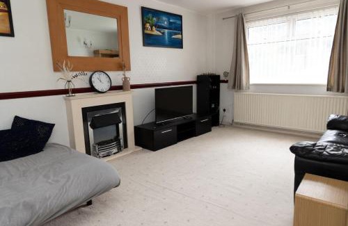Chadderton House | 3 bed home sleeps 8 people located 1 min from train stop - Otley Terrace