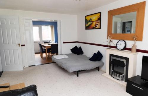 Chadderton House | 3 bed home sleeps 8 people located 1 min from train stop - Otley Terrace