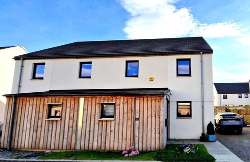 Lewiston House | 3 Bed House - Sleeps 5 - Garden - Parking - Wifi